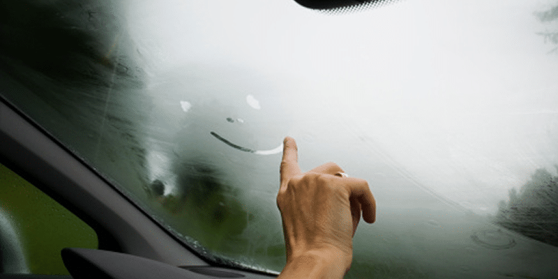 كيف ازيل الضباب من زجاج السيارة