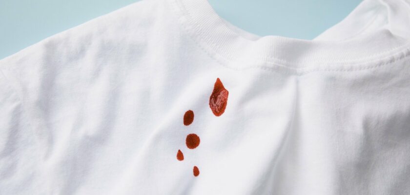 إزالة بقع الدم عن الملابس